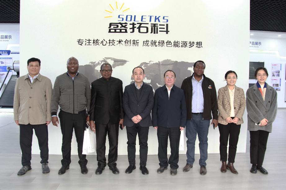 سفير زيمبابوي مارتن تشيدوندو والوفد المرافق له يزورون مجموعة SOLETKS