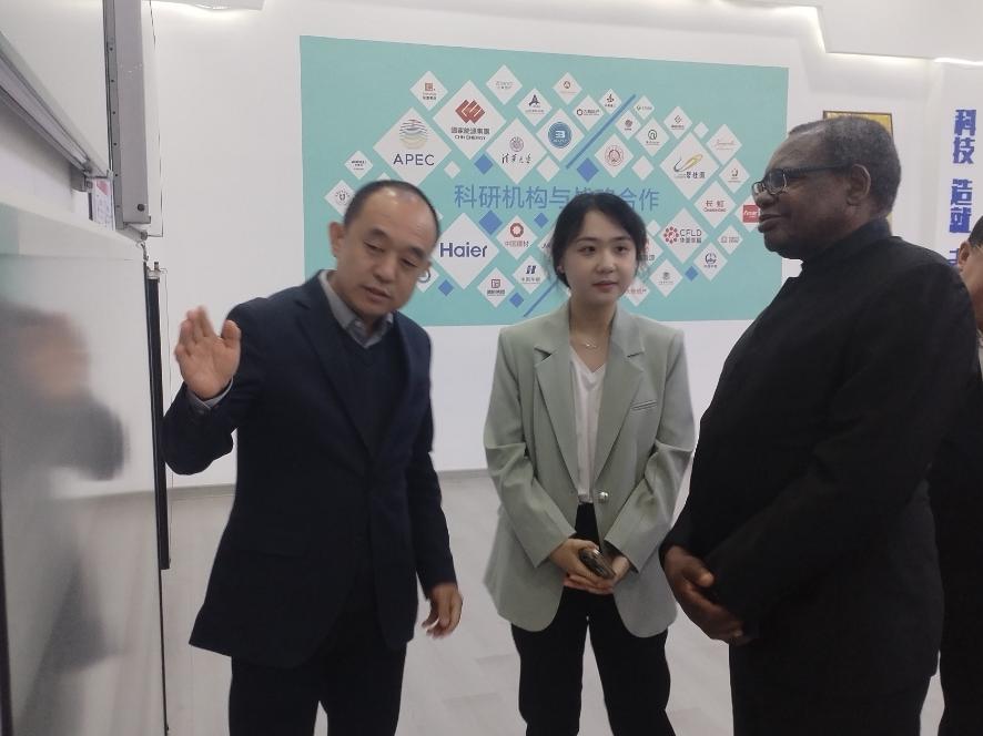 سفير زيمبابوي مارتن تشيدوندو والوفد المرافق له يزورون مجموعة SOLETKS