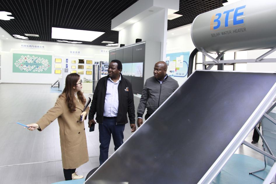 سفير زيمبابوي مارتن تشيدوندو والوفد المرافق له يزورون مجموعة SOLETKS